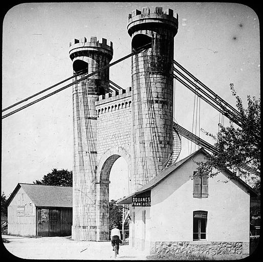 La tête du pont et le poste des douanes françaises