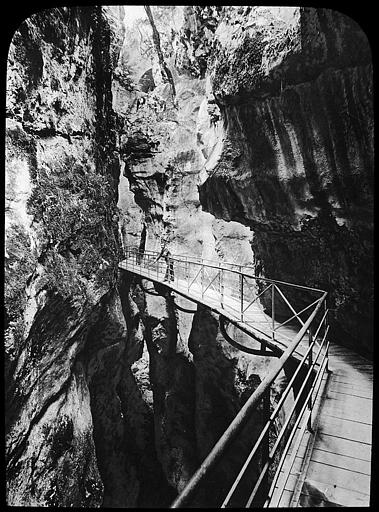Promeneur sur la passerelle des gorges du Fier