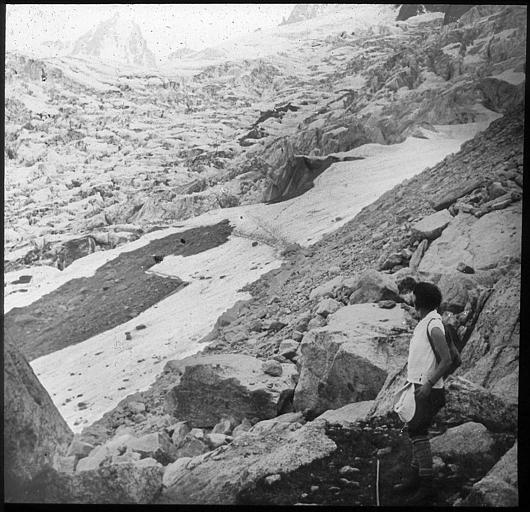 Mont Blanc : marcheuse devant les séracs du Géant