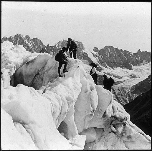 Mont Blanc : alpinistes traversant les séracs du Géant