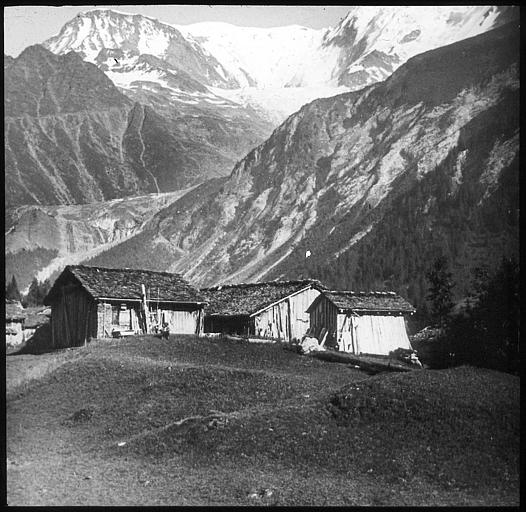 Maisons de bois au pied du Dôme du Goûter, vu de Bionnassay