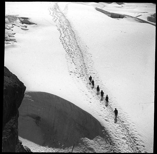 Caravane d'alpinistes descendant du Mont Blanc aux Grands Mulets