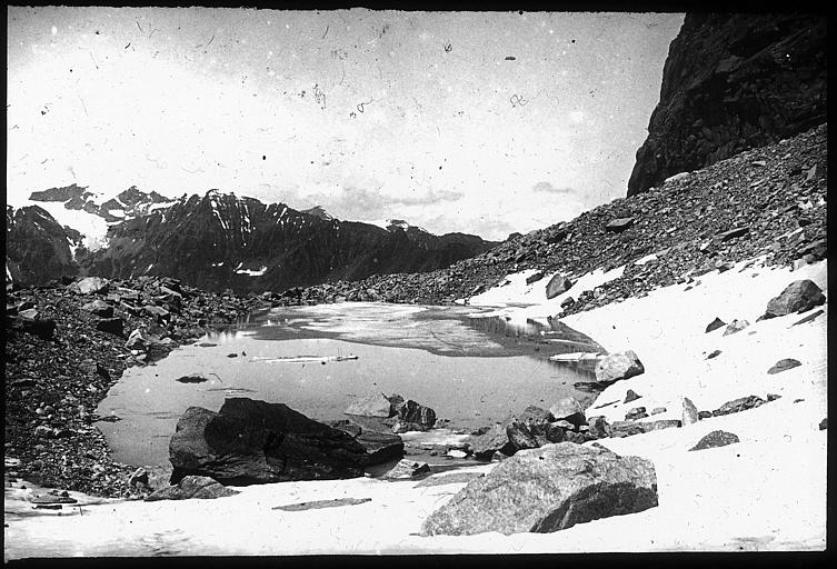 Petit lac près du refuge du glacier de Moncorvé