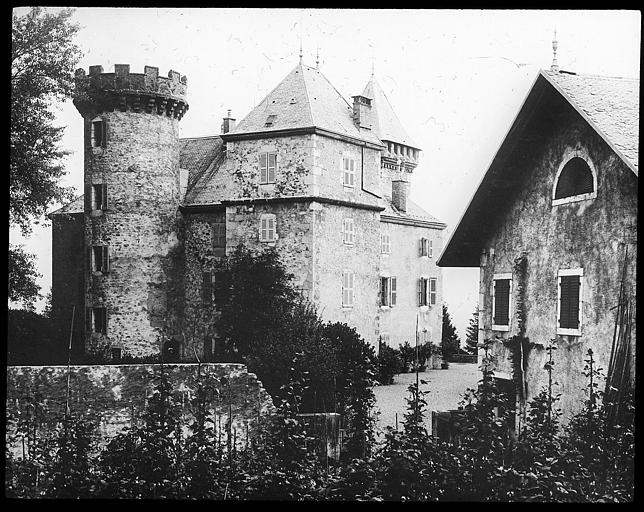 La tour carrée et la tour ronde