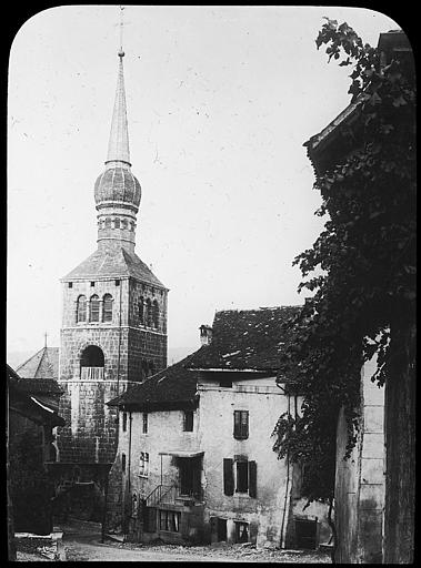 Vieilles maisons devant le clocher