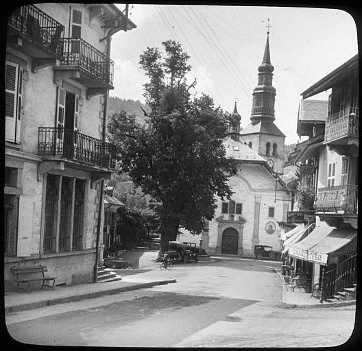 Automobiles garées sur la place de l'église