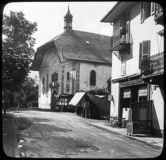 Installation d'une baraque devant l'église