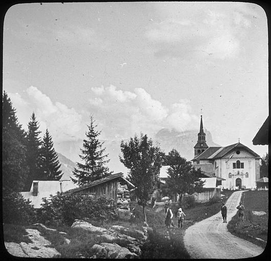 Montagnards sur la route menant à l'église