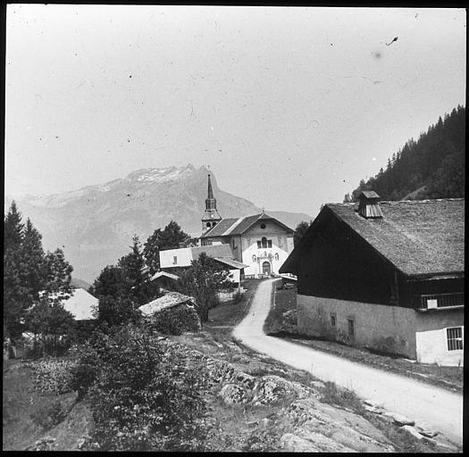 Route menant à l'église