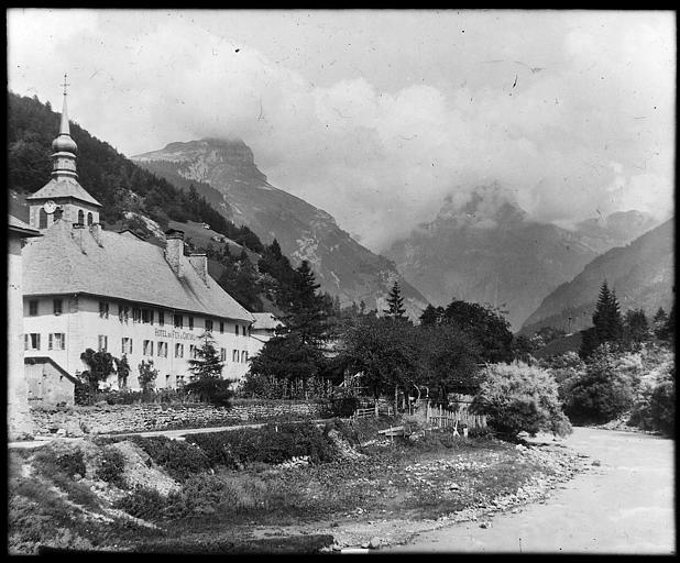 Sur les bords du Grand Giffre, l'ancien bâtiment abbatial, actuel Hôtel du Fer à Cheval