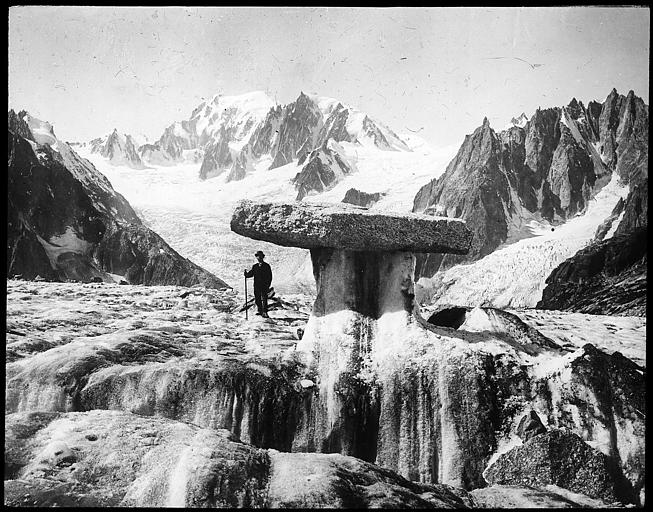 Alpiniste sous la table du glacier de Talèfre