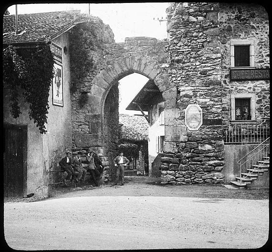 Quatre hommes devant le café restaurant