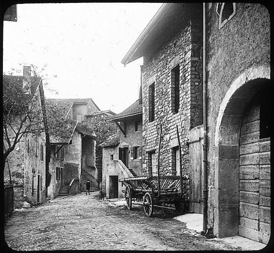 Charrette à foin dans une ruelle