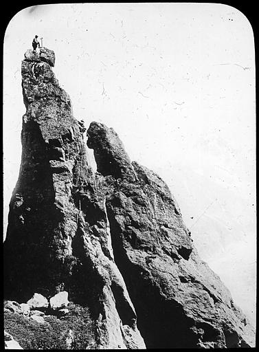 Escalade d'une aiguille, alpinistes encordés