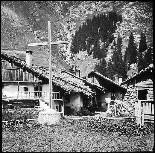 Chalets et croix de chemin