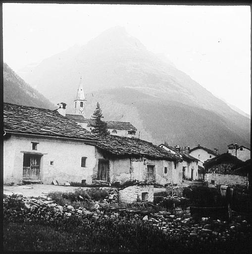 Le village au pied de la Pointe de Charbonel