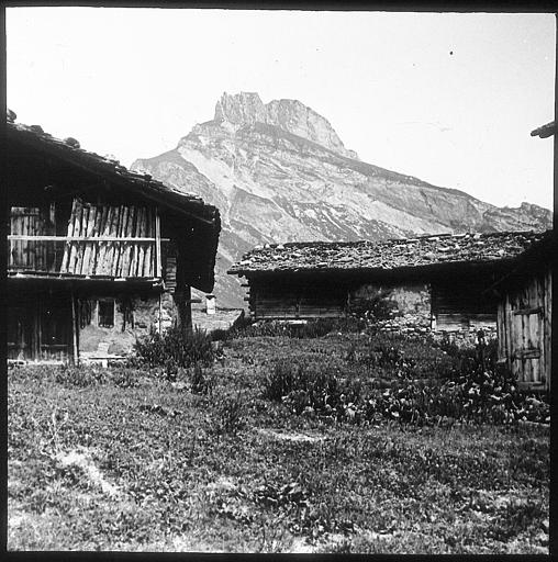 Le roc de Biollay vu du cormet de Roselend