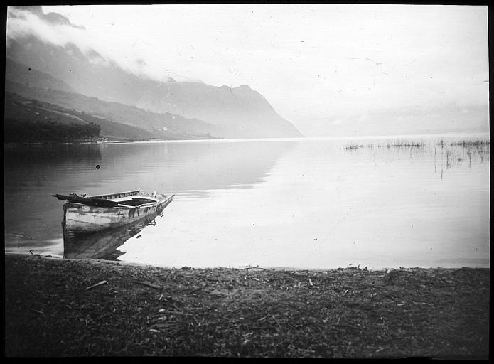 Barque sur la rive du lac du Bourget