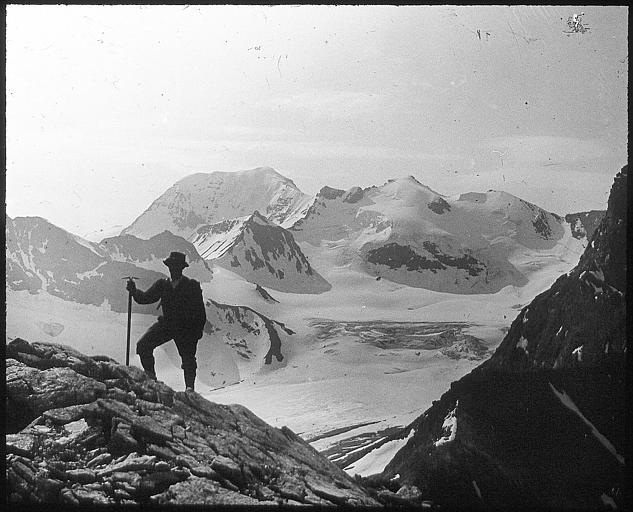 Marcheur devant le glacier des Evettes