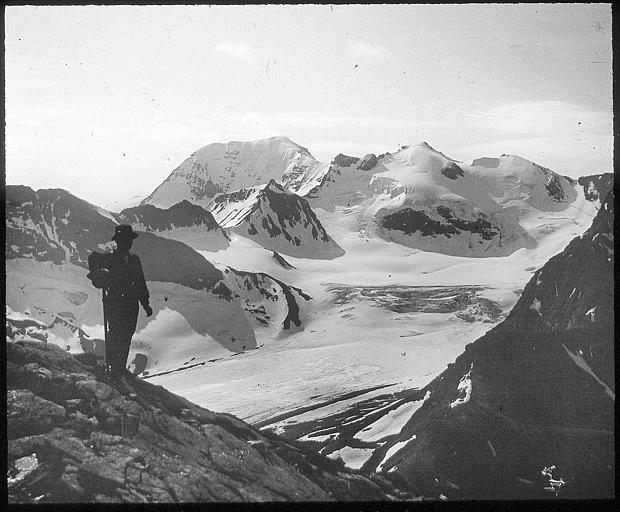 Marcheur devant le glacier des Evettes