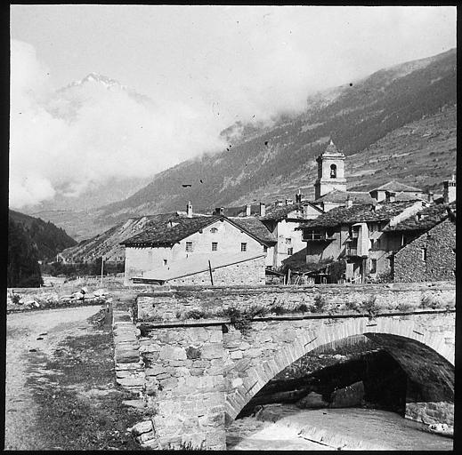 Vue générale ; au loin, la Dent Parrachée