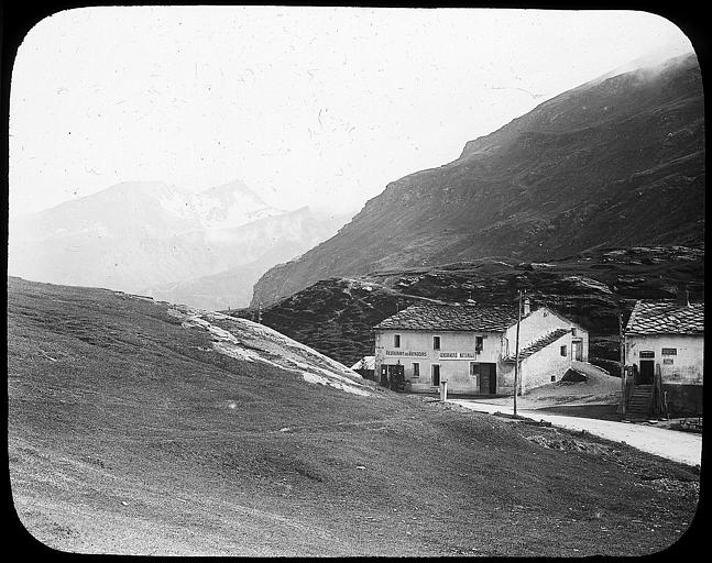 Refuge, gendarmerie nationale et Hôtel des Voyageurs