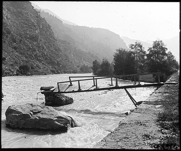 Vieille passerelle sur l'Arc