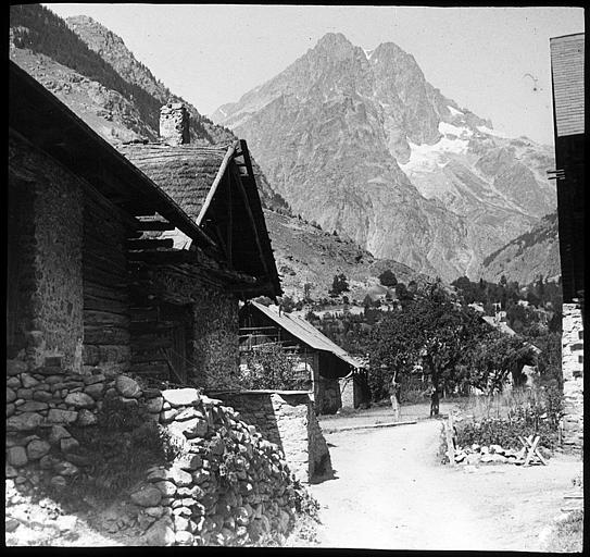 Le hameau au pied du Pelvoux