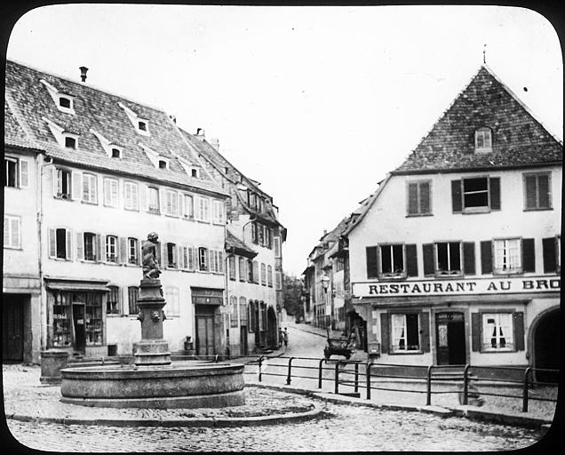 Vue d'ensemble de la façade principale et de la fontaine