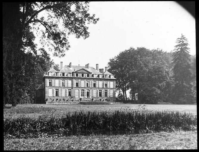 Vue générale de la façade donnant sur le jardin