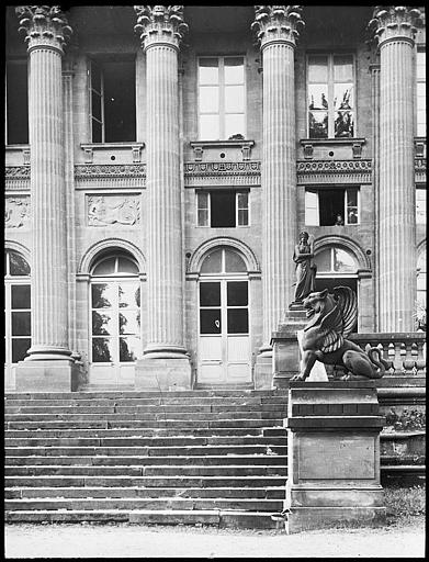 Vue partielle de la façade et de l'escalier