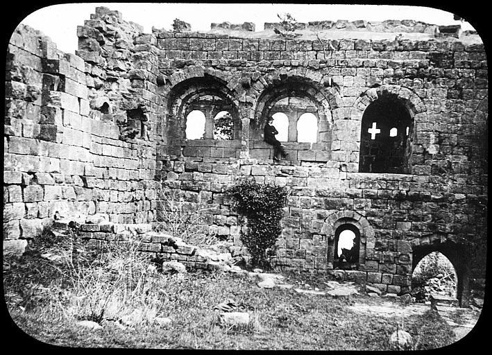 Deux hommes posant dans les ruines