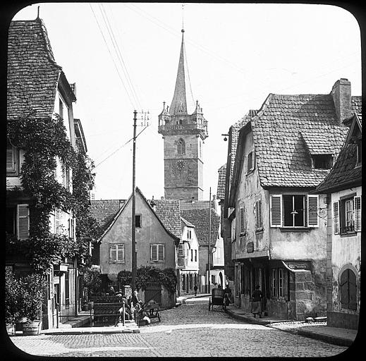 Vue prise d'une rue voisine