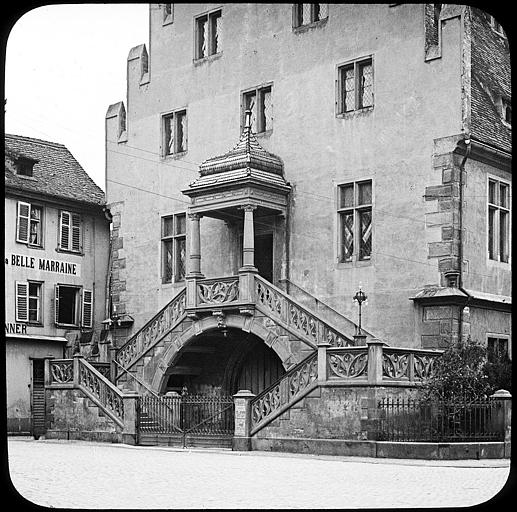L'escalier monumental et le pignon crénelé