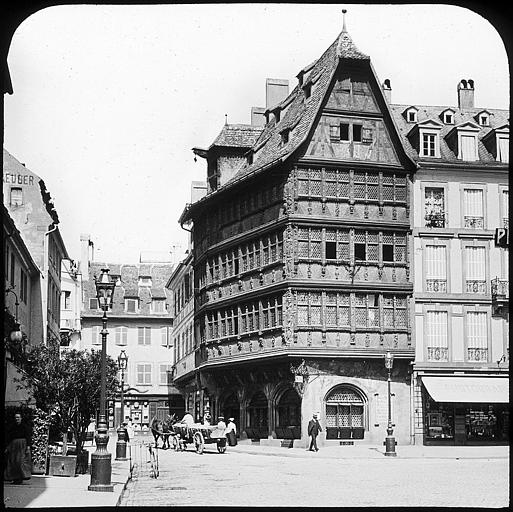 Angle des façades sur la place