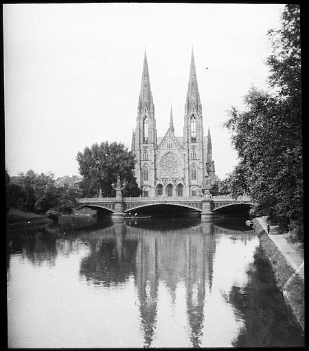 Vue générale prise des bords de l'Ill
