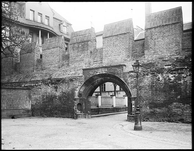 Porte dans la muraille