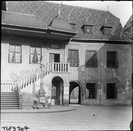 Partie qui abritait la collection Fleischhauer avant son legs à la ville ; enfants au pied de l'escalier donnant sur la place