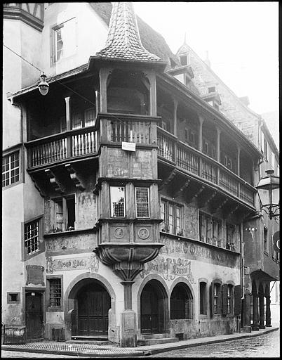 Tourelle d'angle et galeries, enseigne peinte 'Joseph Libel'