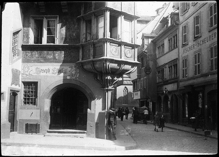 Vue partielle de la tourelle d'angle, enseigne peinte 'Joseph Libel'