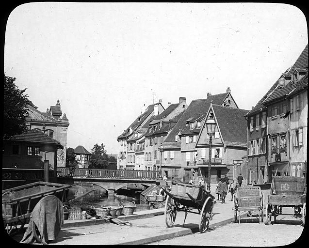 Femme lavant du linge dans la Lauch, carioles et paniers