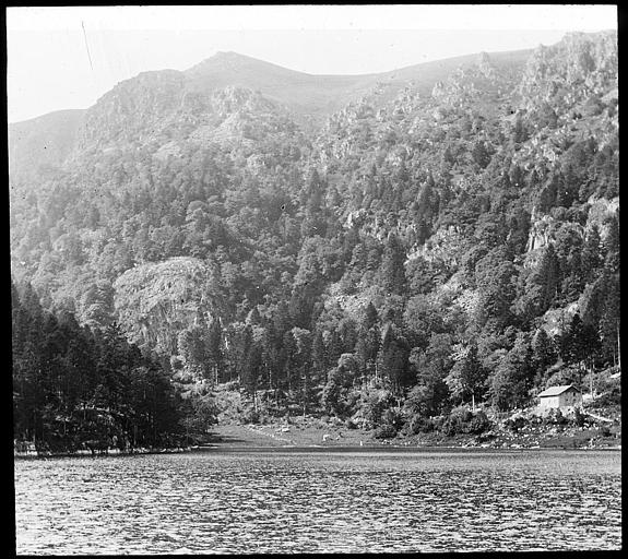 Le lac de Schiessrothried et les escarpements du Hohneck