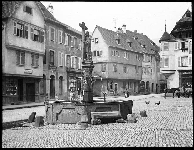 Vue générale de la place et des maisons anciennes