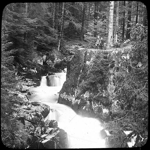 Promeneurs à la cascade