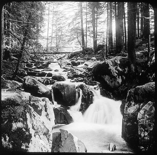 Passerelle de la cascade