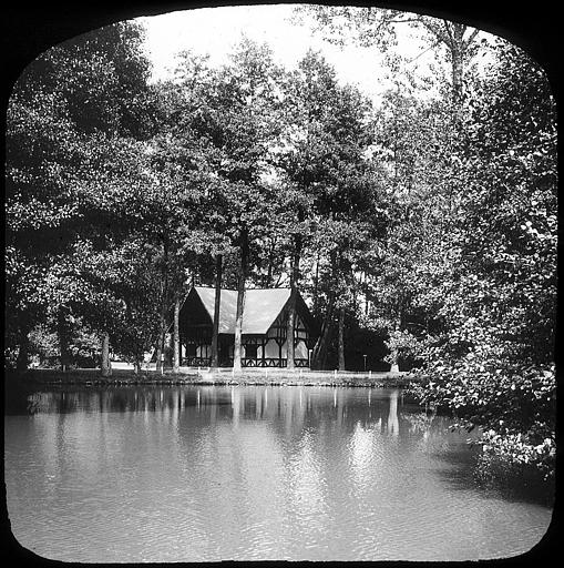 Le chalet rustique dans le parc