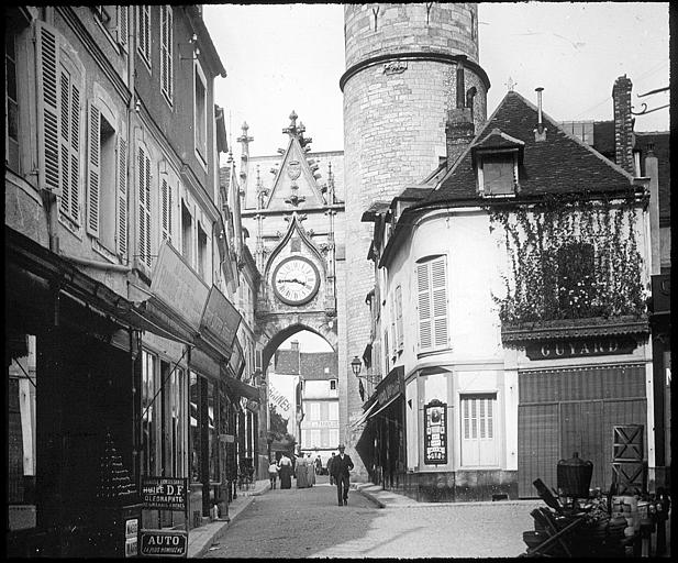 Côté ouest de l'arc enjambant la rue commerçante