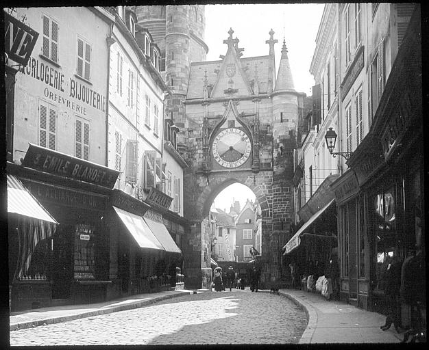 Côté est de l'arc enjambant la rue commerçante