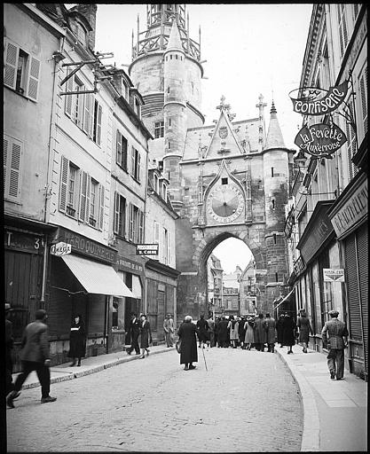 Côté est de l'arc enjambant la rue commerçante