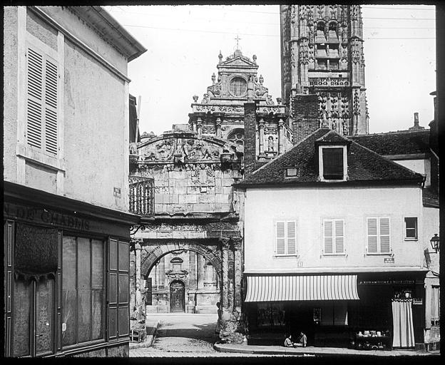 Vue générale avec l'église à l'arrière-plan